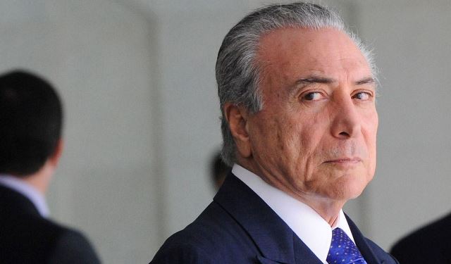 Presidente interino Michel Temer mantém ministros suspeitos. 