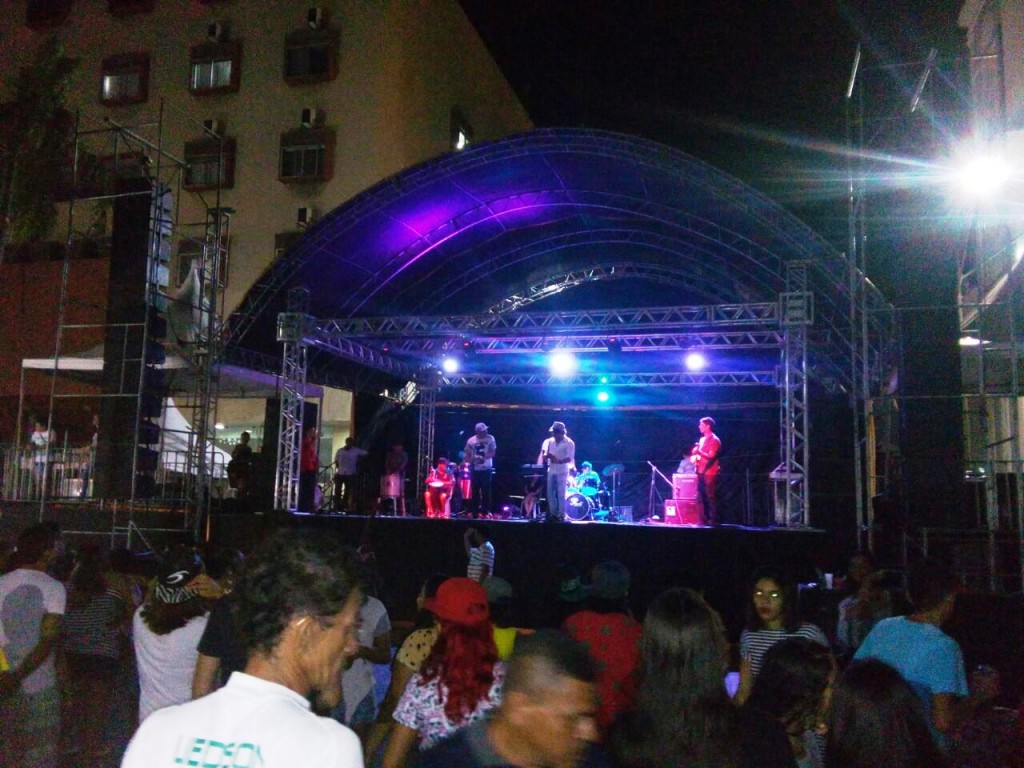 Grande estrutura de palco, som e luz para a apresentação de bandas na Praça da Graça: despesa misteriosa.